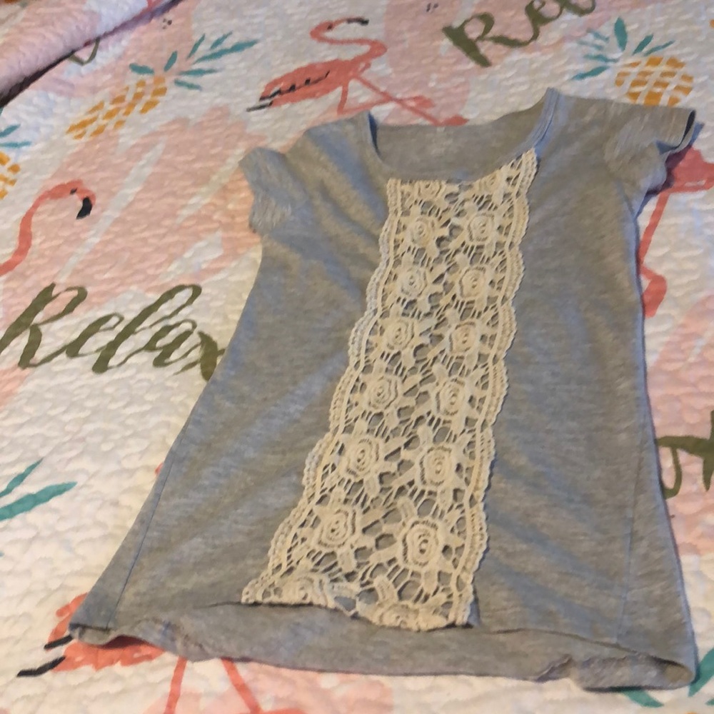 Grey cotton T-shirt with cream flower detail.